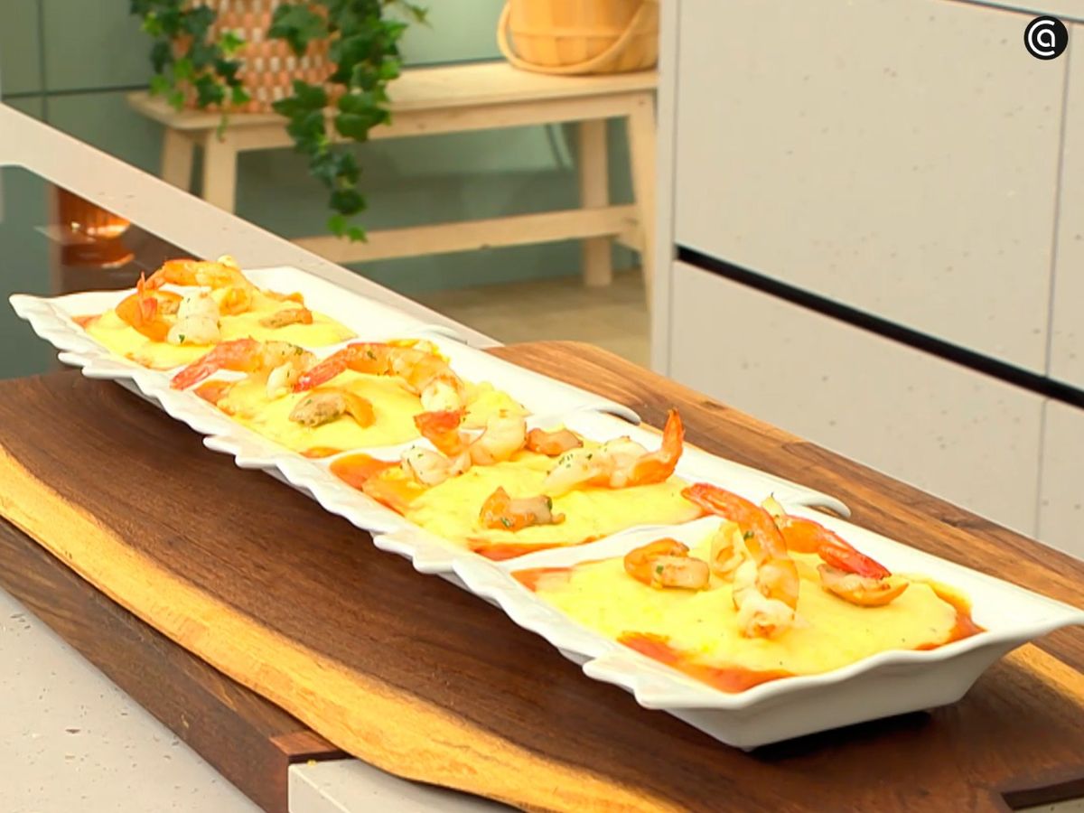 Pon los langostinos salteados sobre el gratinado de pescado y patata