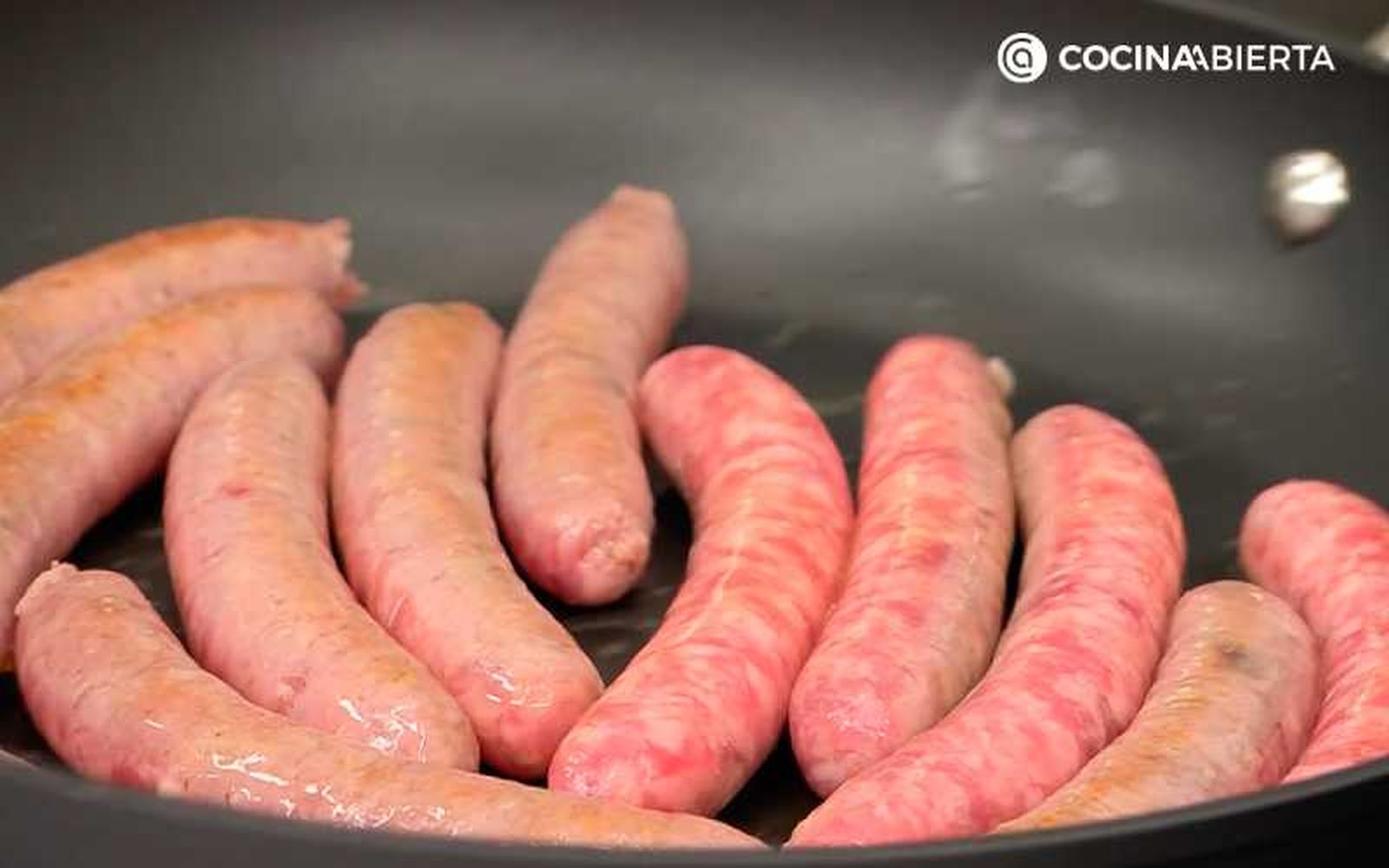 Cocina las salchichas hasta que se hagan por dentro Cocina las salchichas hasta que se hagan por dentro