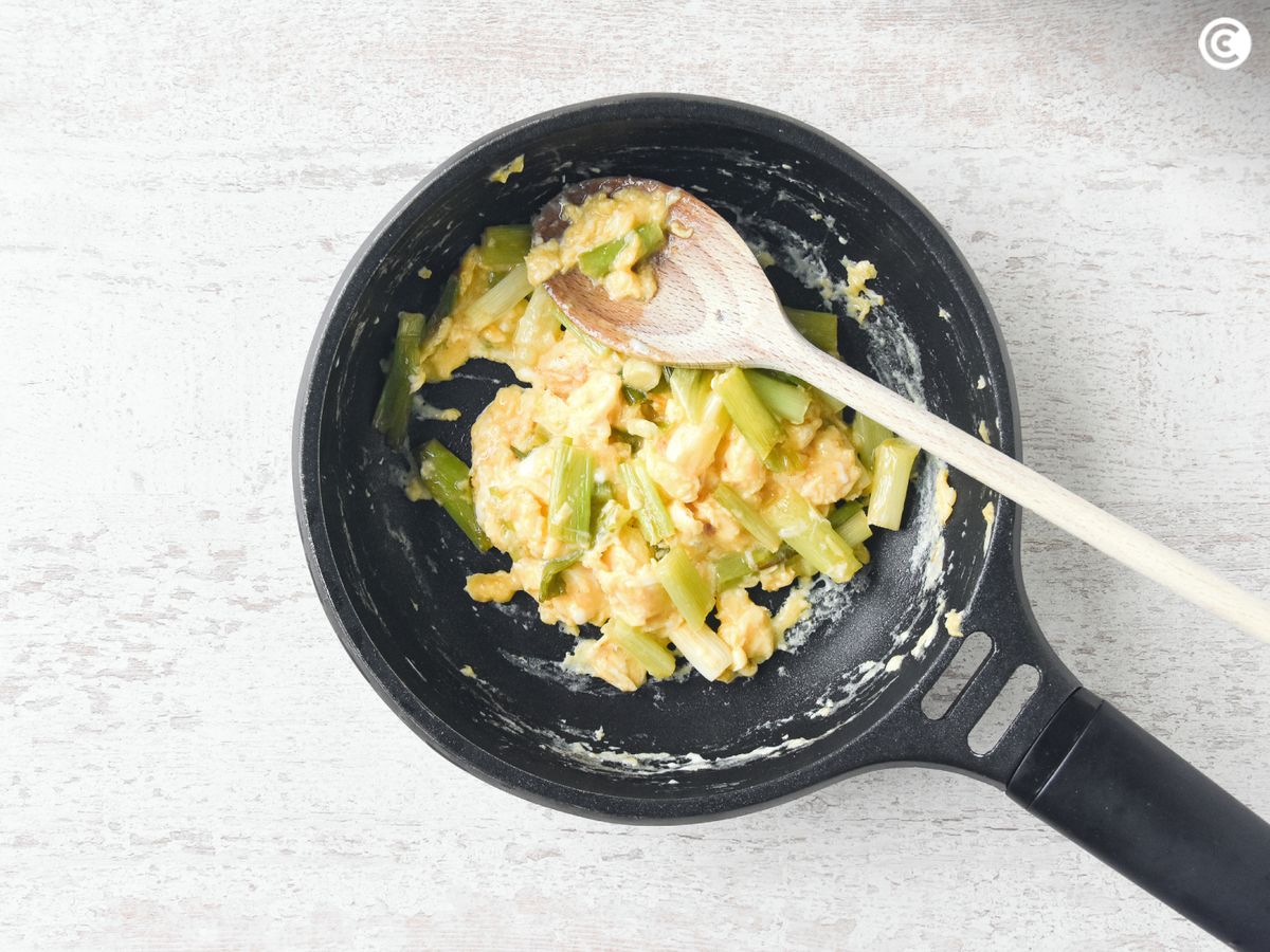 Añade los huevos a la sartén y cocina