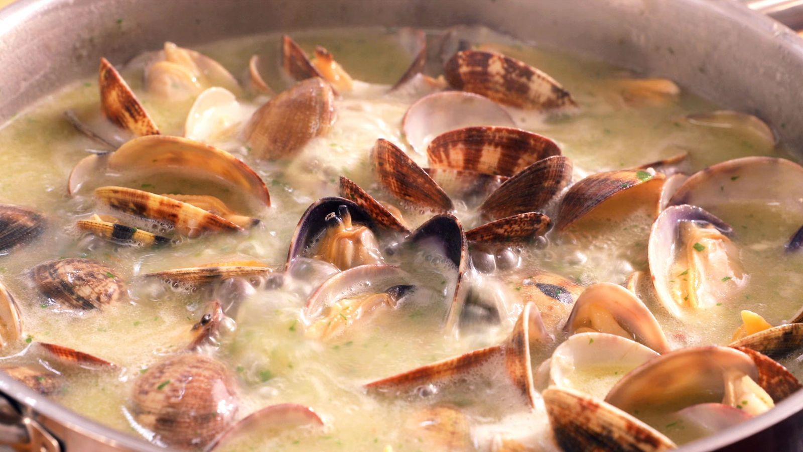 almejas en salsa verde paso 3 almejas en salsa verde paso 3