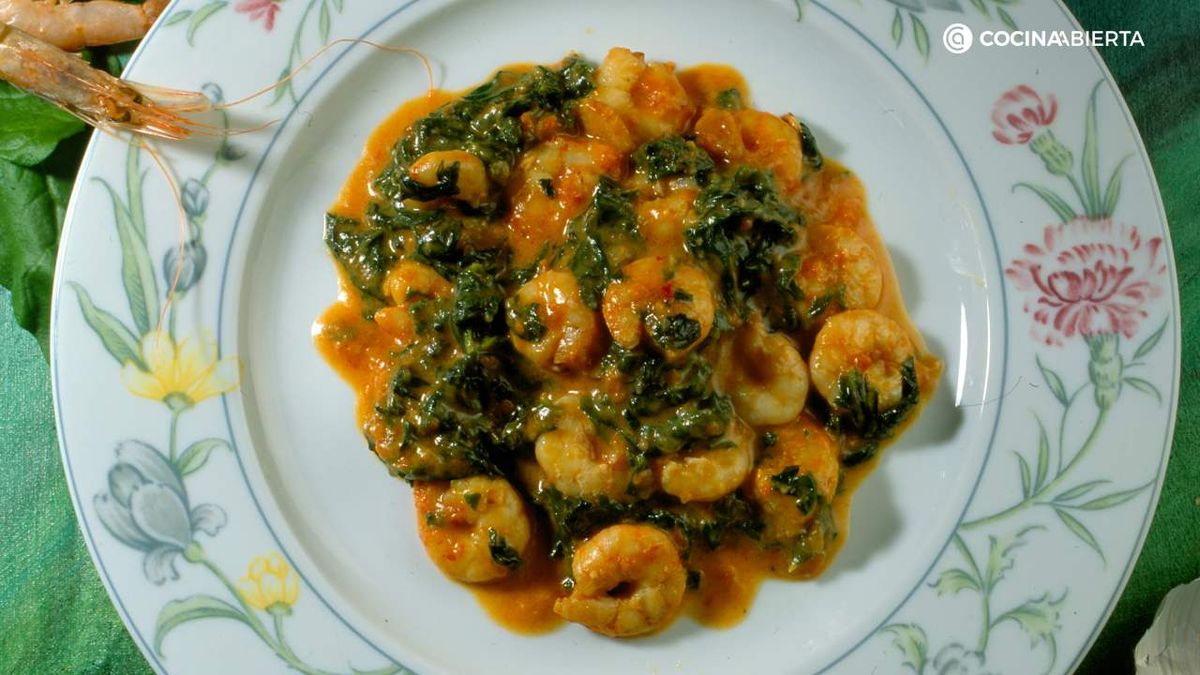 La receta de espinacas con gambas es perfecta para una comida o cena rápida
