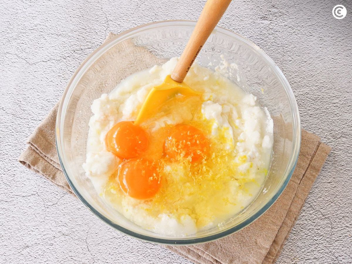 Mezclar los ingredientes para la masa de la tarta de requeson