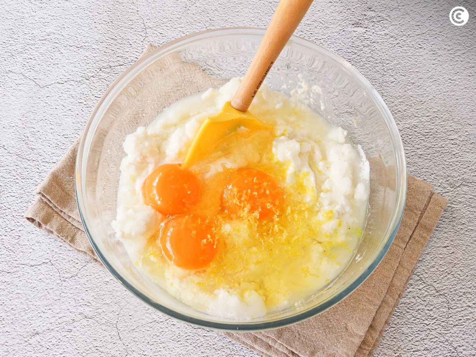 Mezclar los ingredientes para la masa de la tarta de requesón Mezclar los ingredientes para la masa de la tarta de requeson