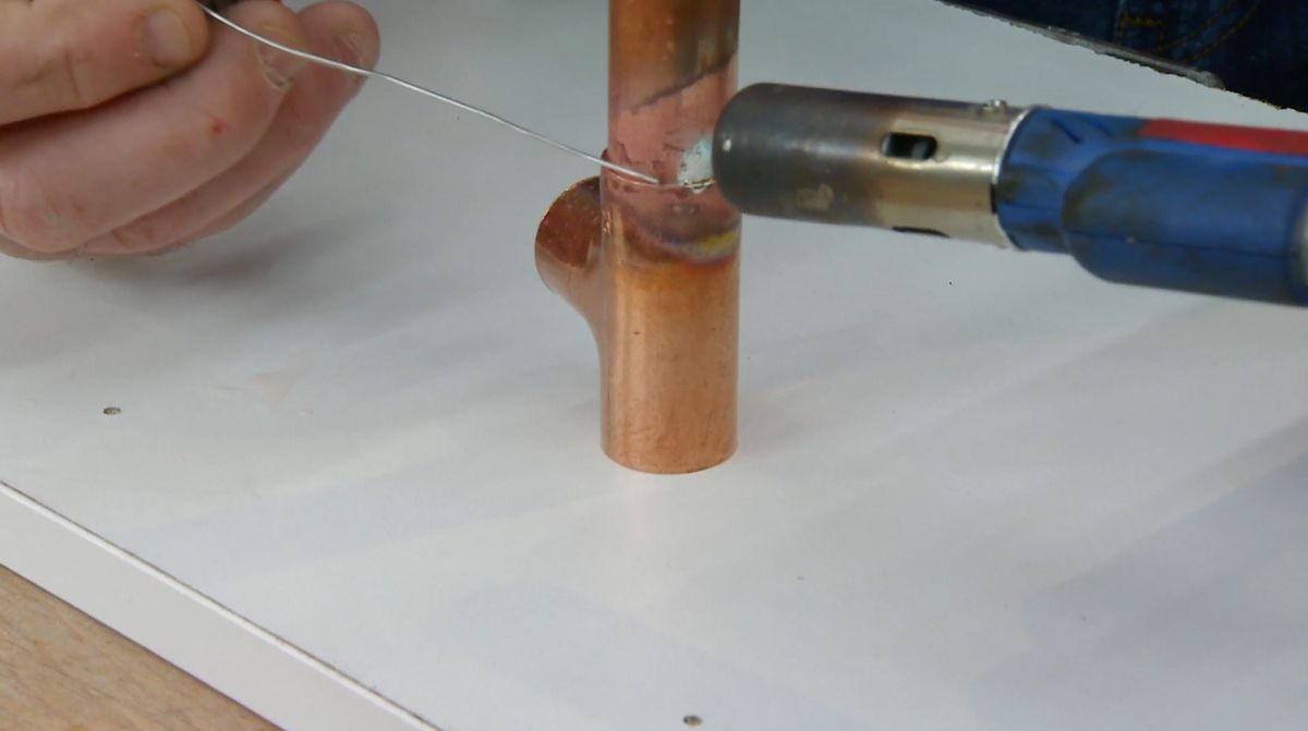 Cómo hacer una estantería de cobre y cerámica paso 4