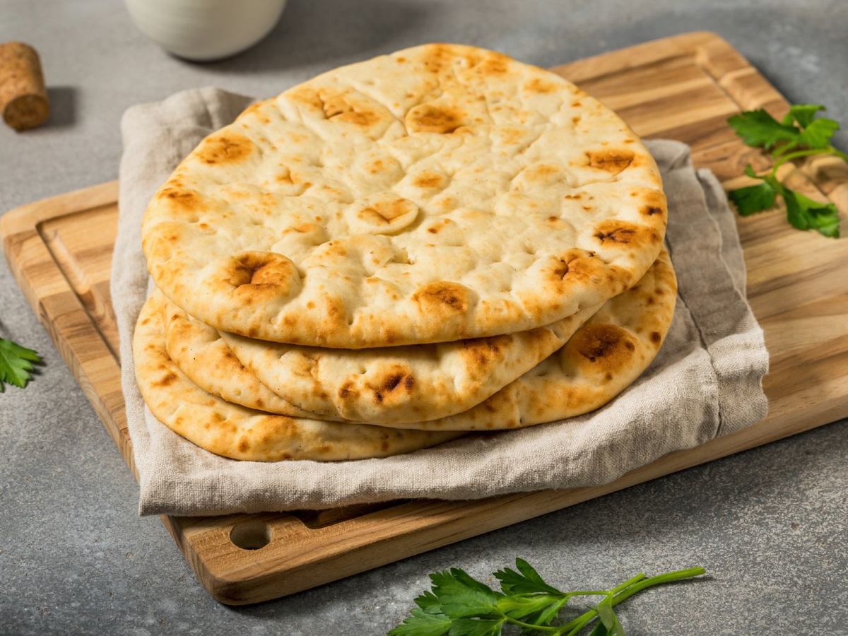 El naan es un pan plano cocido muy popular en India, Afganistán y Pakistán