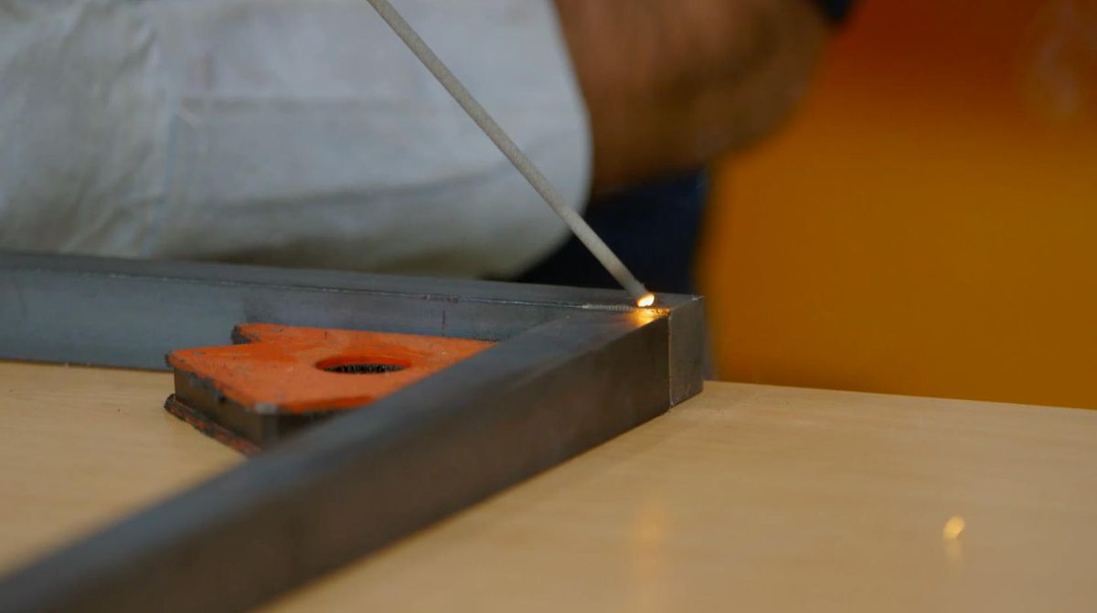 Hacer una mesa alta con estructura soldada paso 6