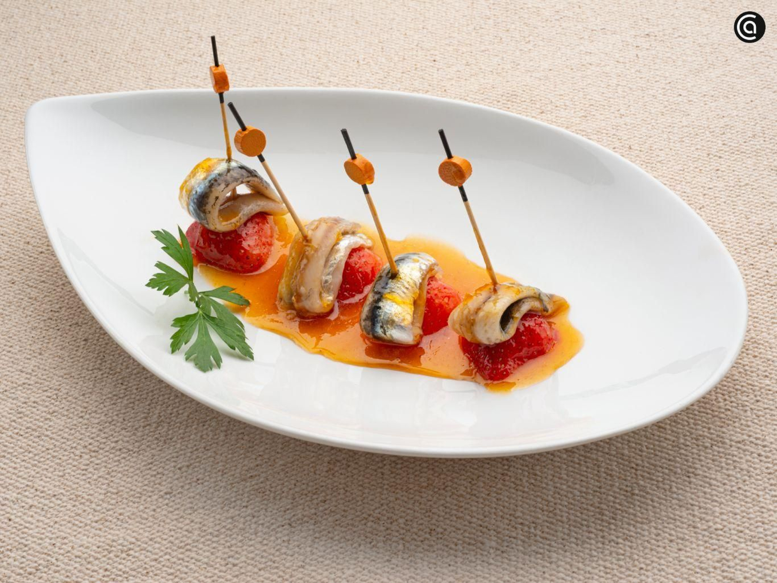 Bocados de anchoa y fresa