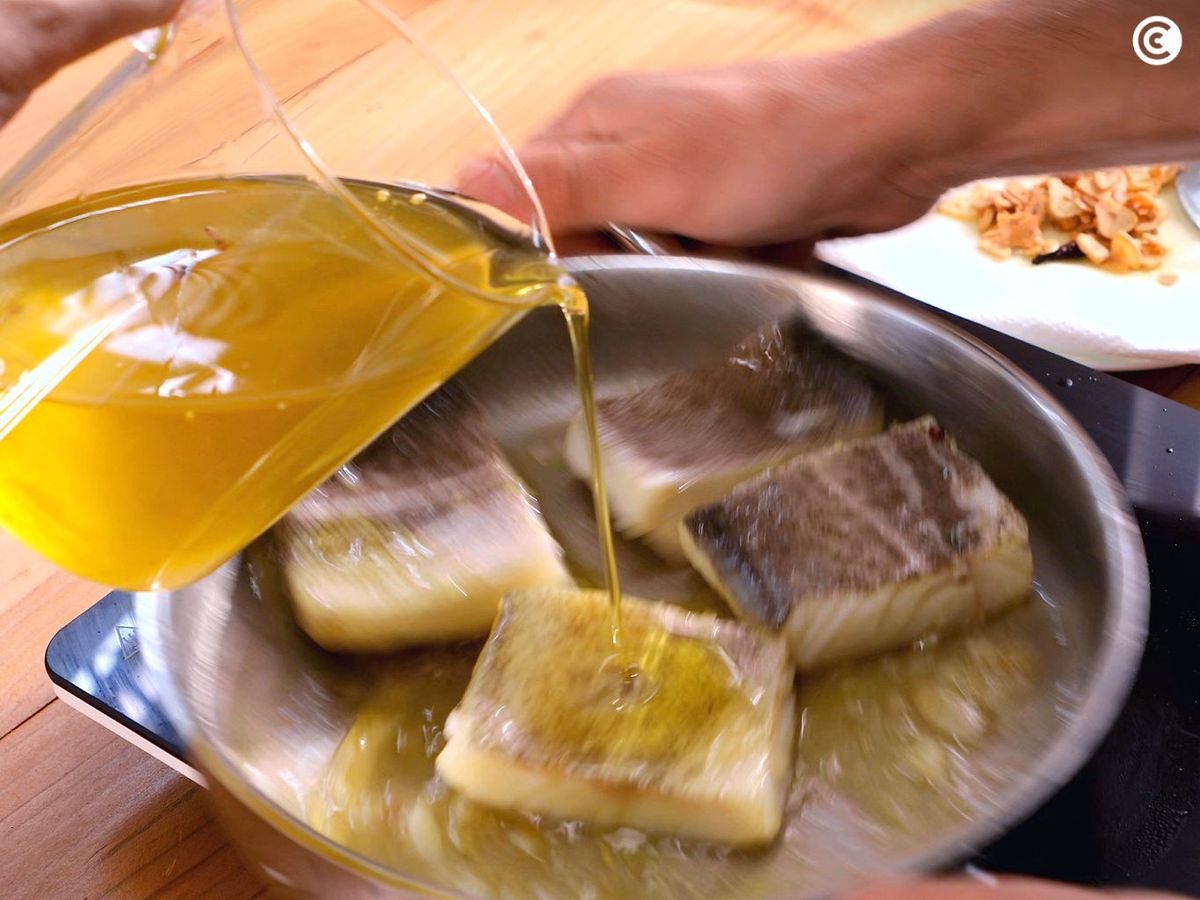 Agregar poco a poco el aceite sin dejar de mover para conseguir la salsa pil pil