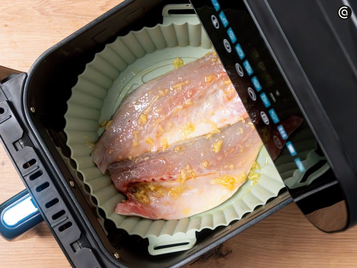 Coloca los filetes de lubina en la cesta y cocínalos