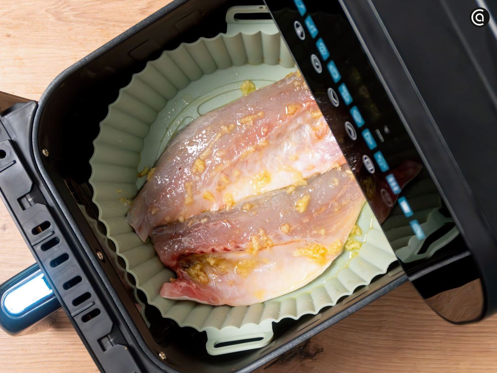 Coloca los filetes de lubina en la cesta y cocínalos