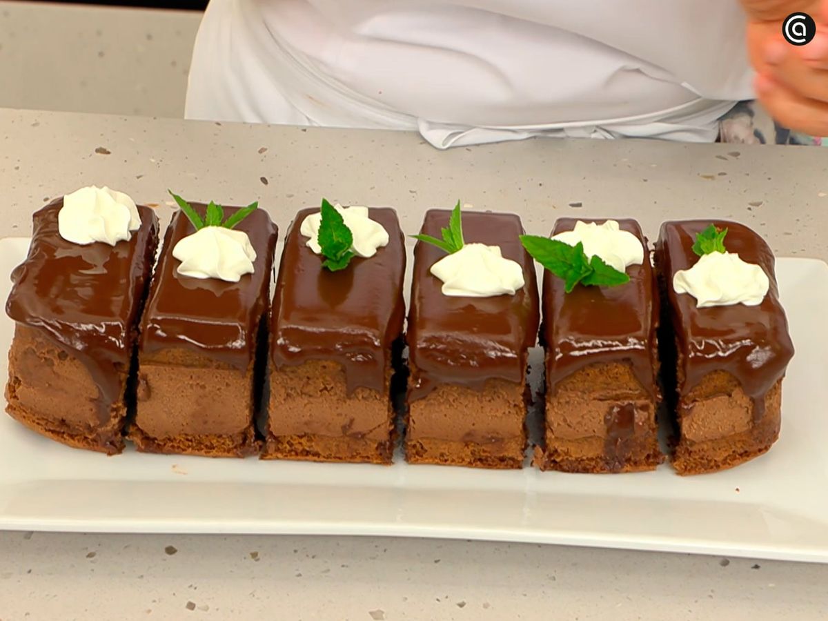 Añade nata montada para decorar la tarta Rigó Jancsi