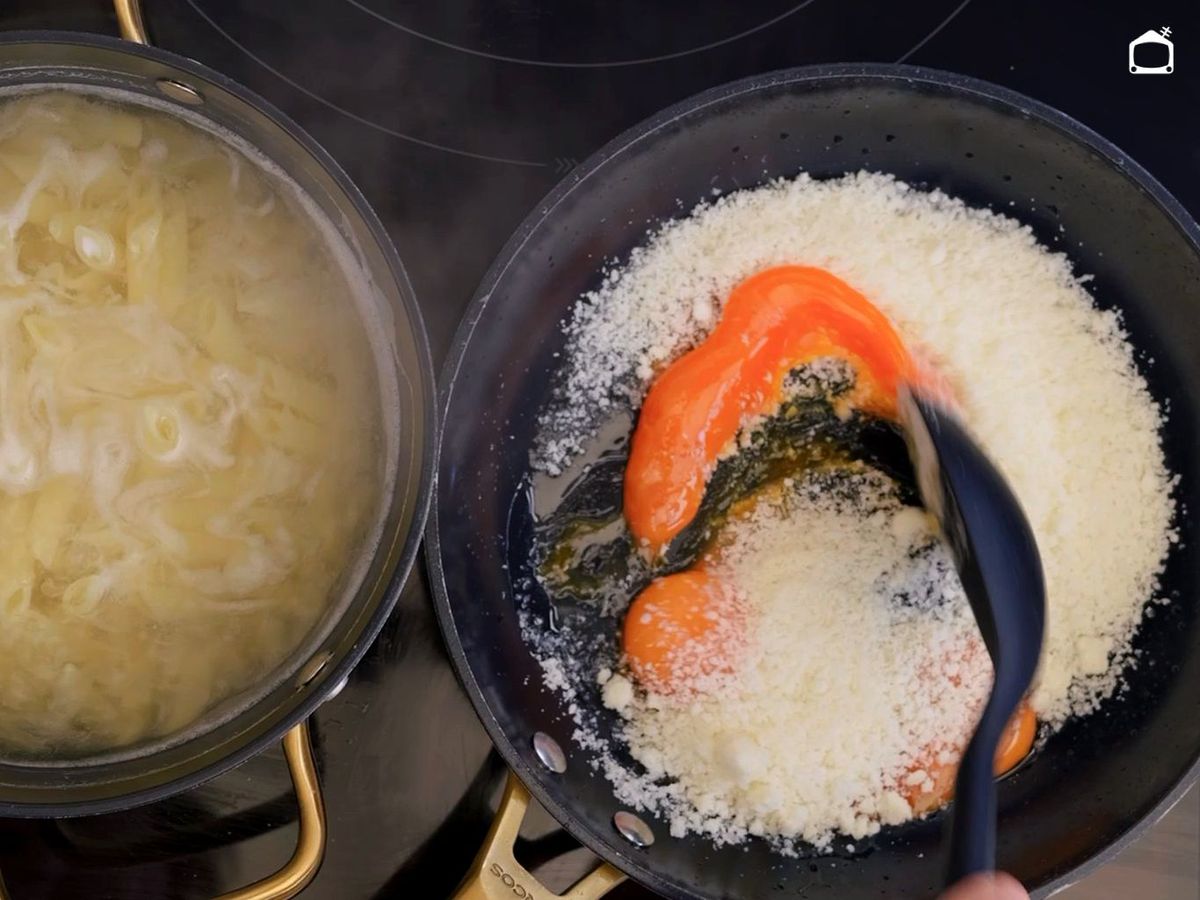 Preparar la salsa carbonara sin nata para los macarrones