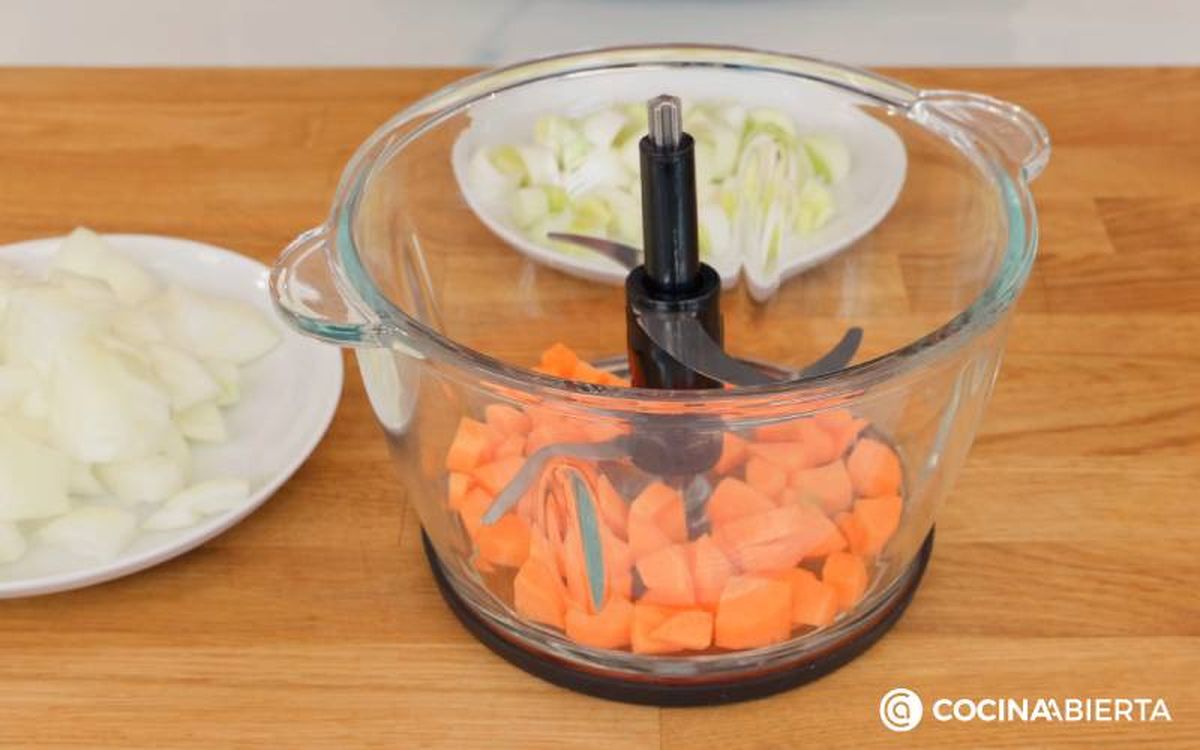 Elaboración de la receta de sopa con virutas de jamón - Pica los ingredientes