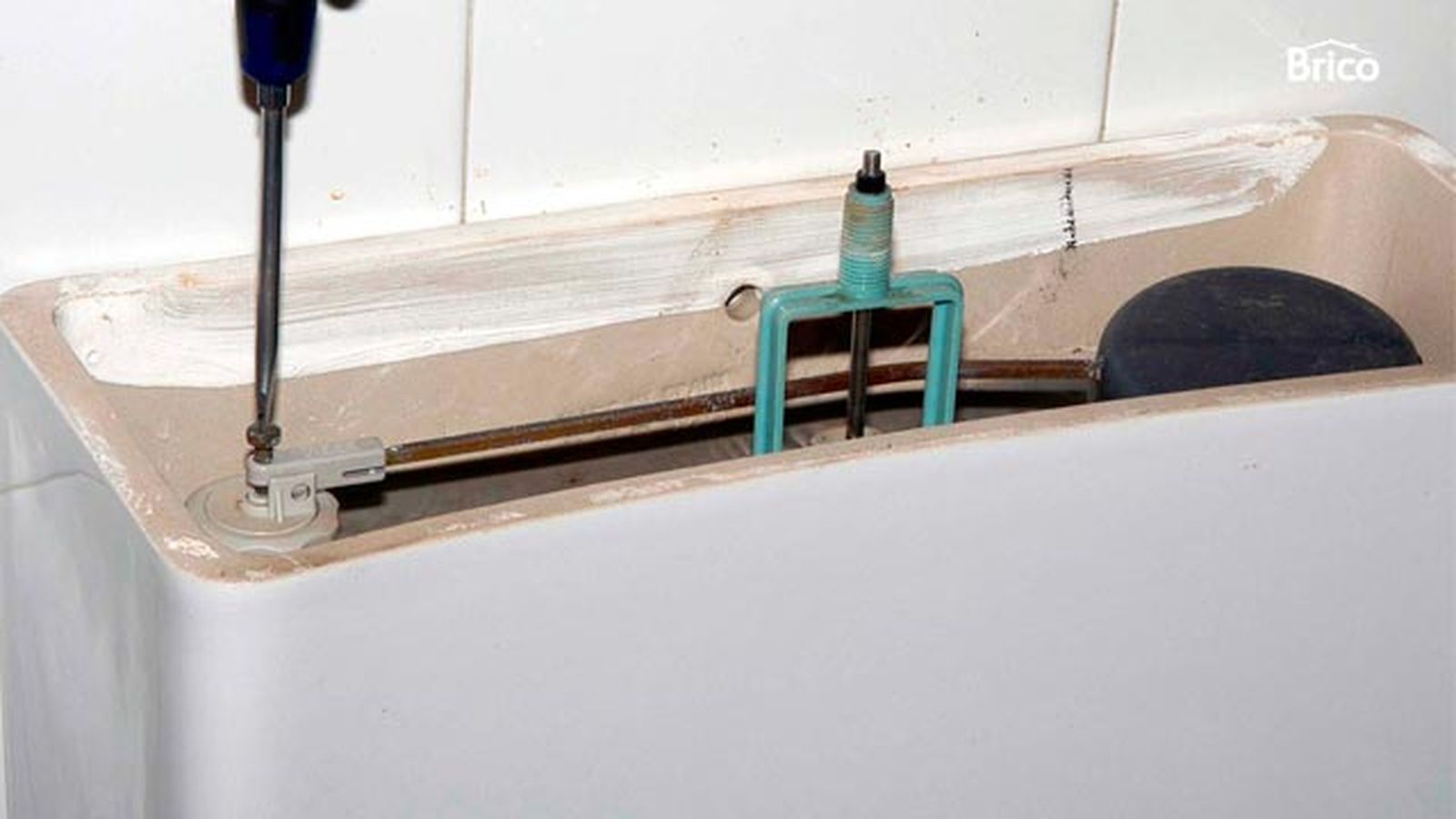 Arreglar una fuga en la cisterna paso 1 Arreglar una fuga en la cisterna paso 1
