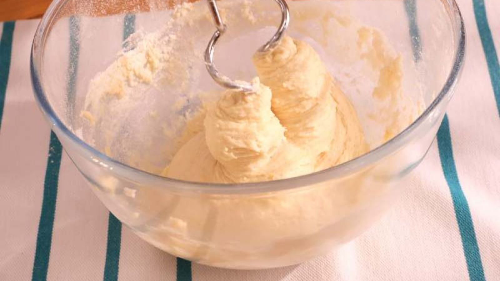 Combinar harina, mantequilla, azúcar y sabores cítricos en un bol crea la base perfecta para el roscón de Reyes