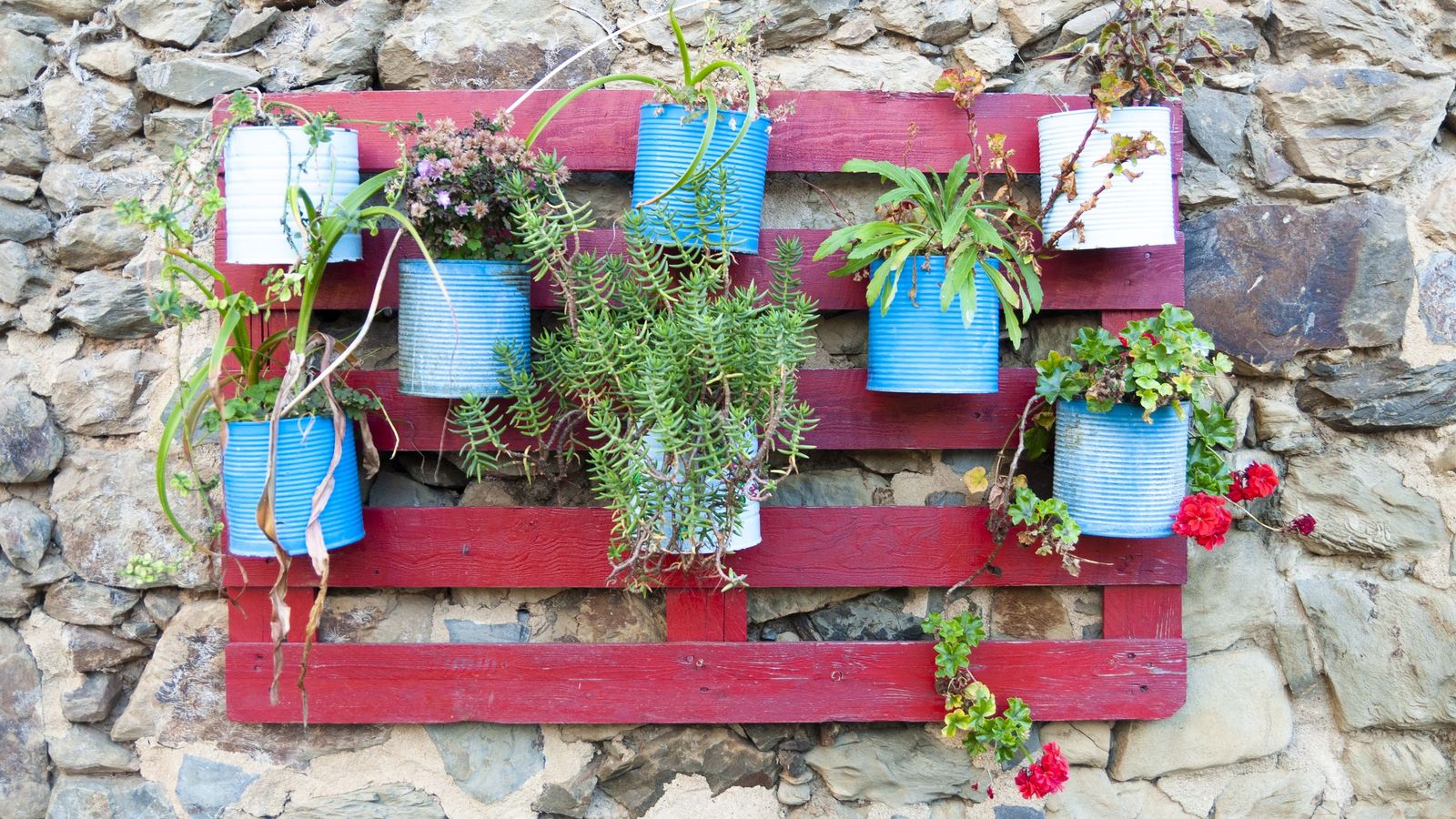 Las jardineras de pared son ideales para que puedas ser creativo con el diseño