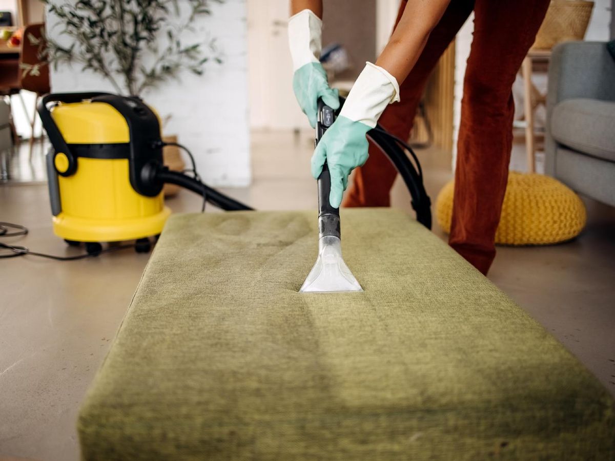 Los aspiradores quitamanchas y limpia tapicerías son muy útiles para quitar manchas del sofá.