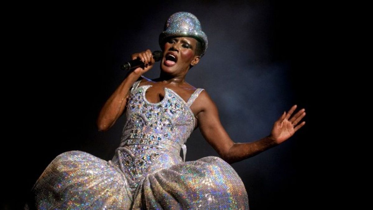 La artista Grace Jones en plena actuación