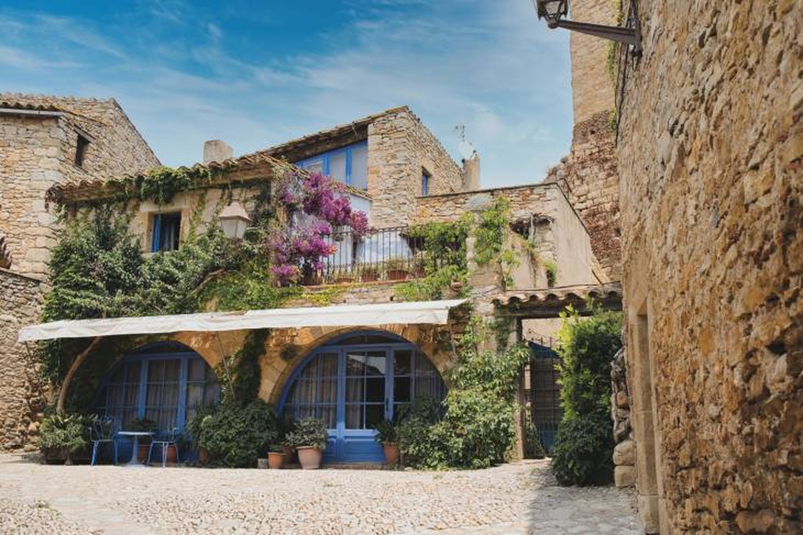 Casa de estilo mediterráneo con enredaderas.