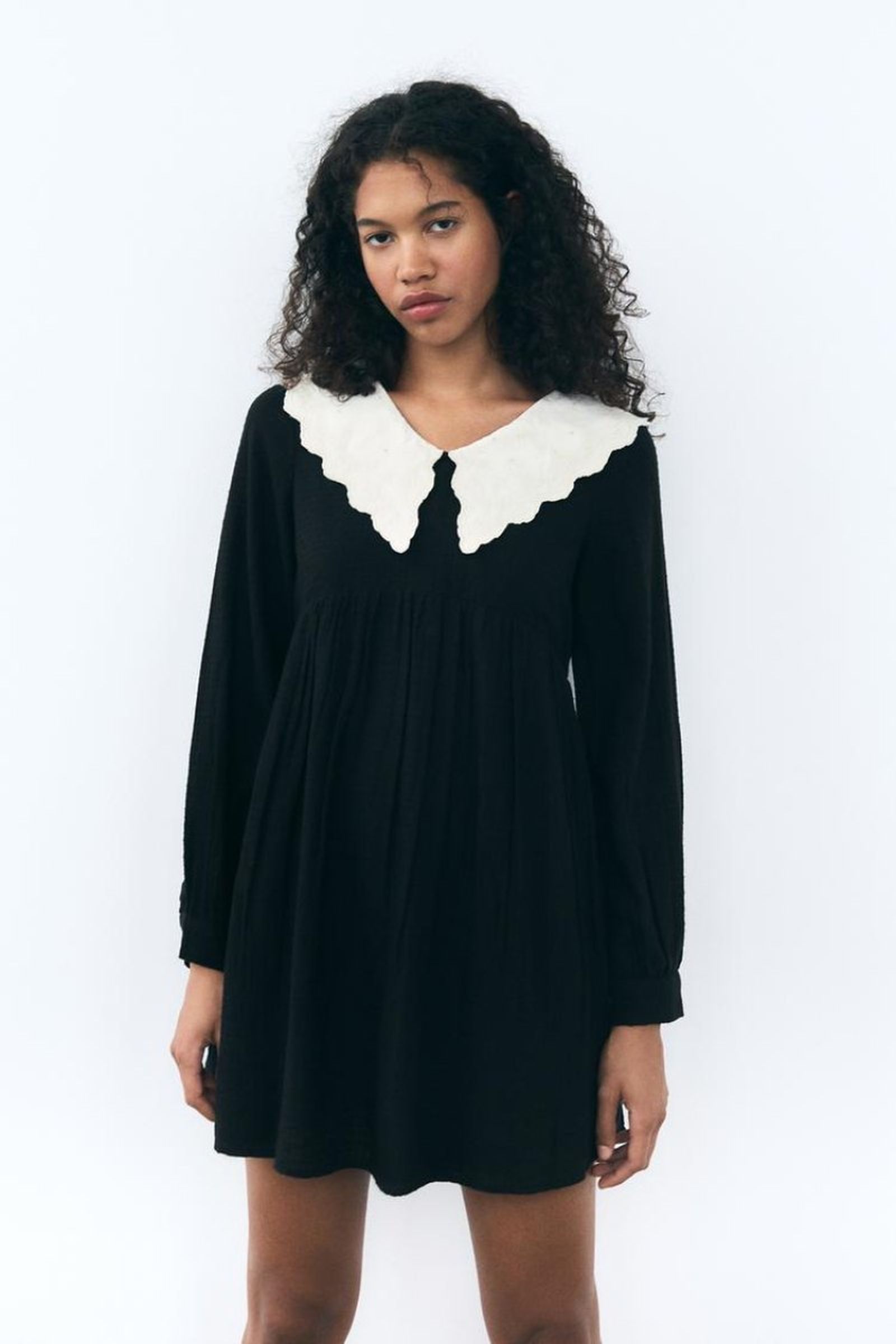 Vestido negro con cuellos blancos