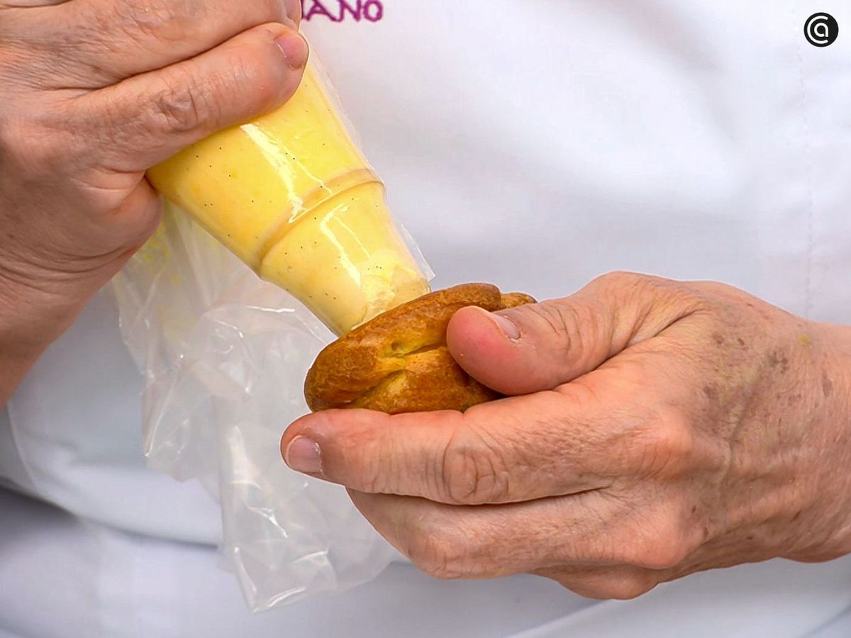 Rellena los profiteroles con crema pastelera