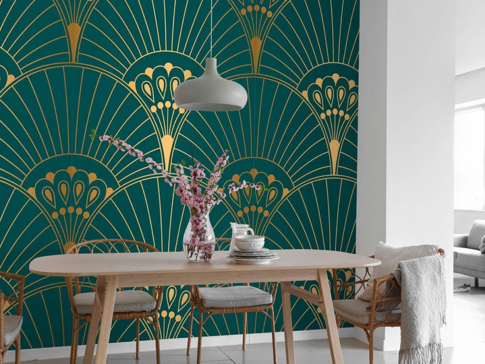 Comedor decorado con papel pintado de estilo retro en verde y dorado. Comedor decorado con papel pintado de estilo retro en verde y dorado.