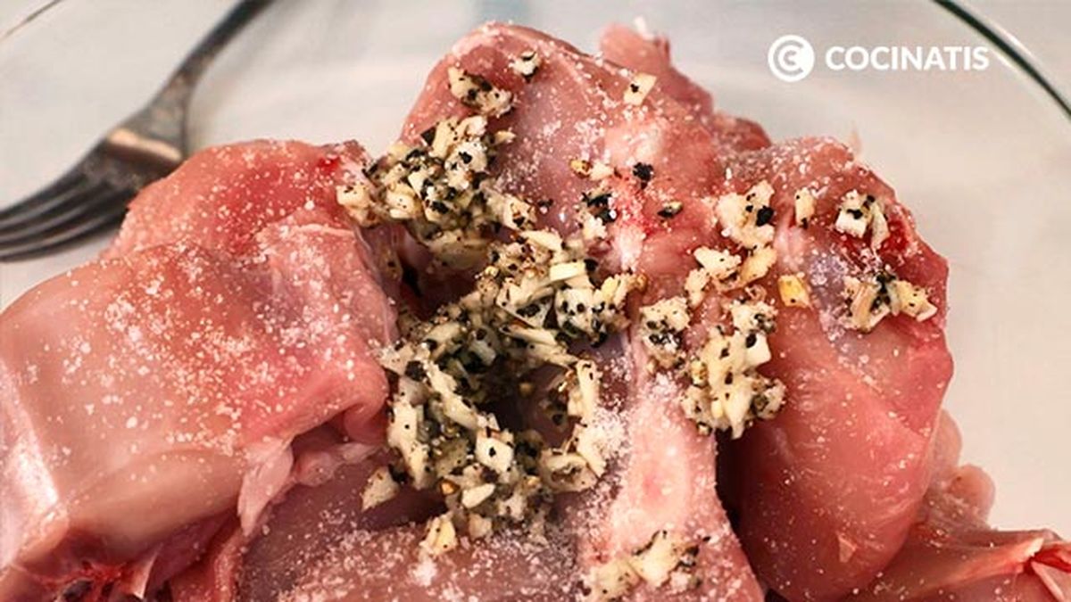 Receta de carne de conejo troceada a la cazadora  paso 2