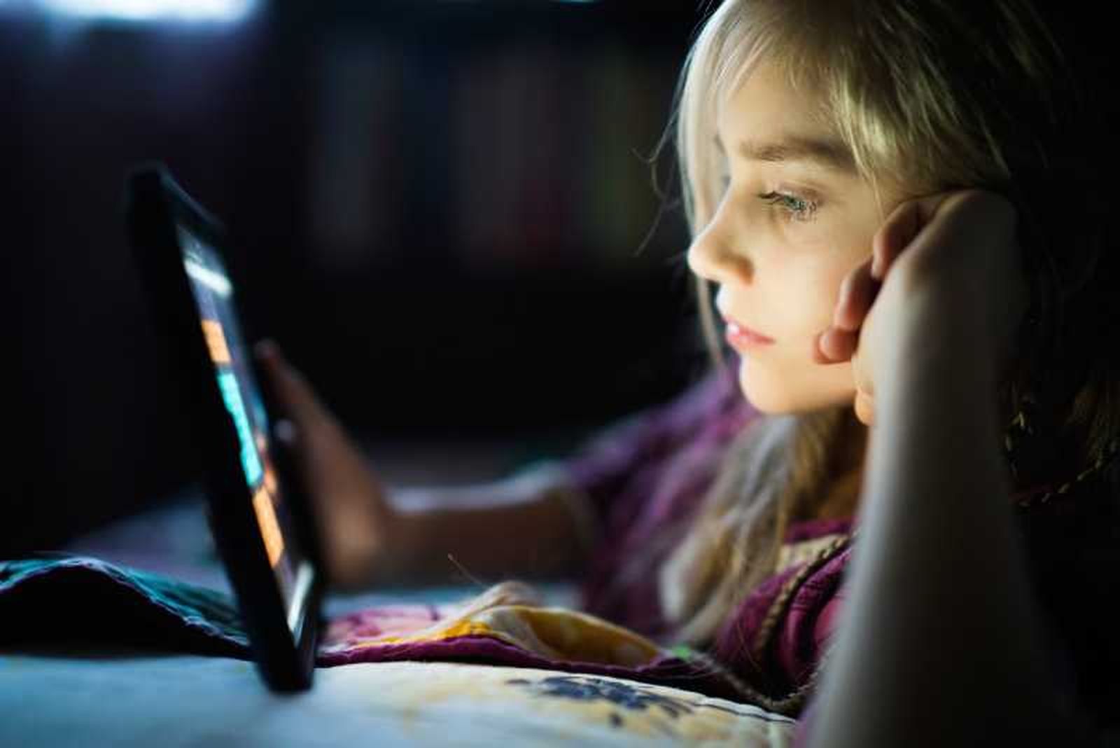 Niña mirando la pantalla de la tablet. Niña mirando la pantalla de la tablet.