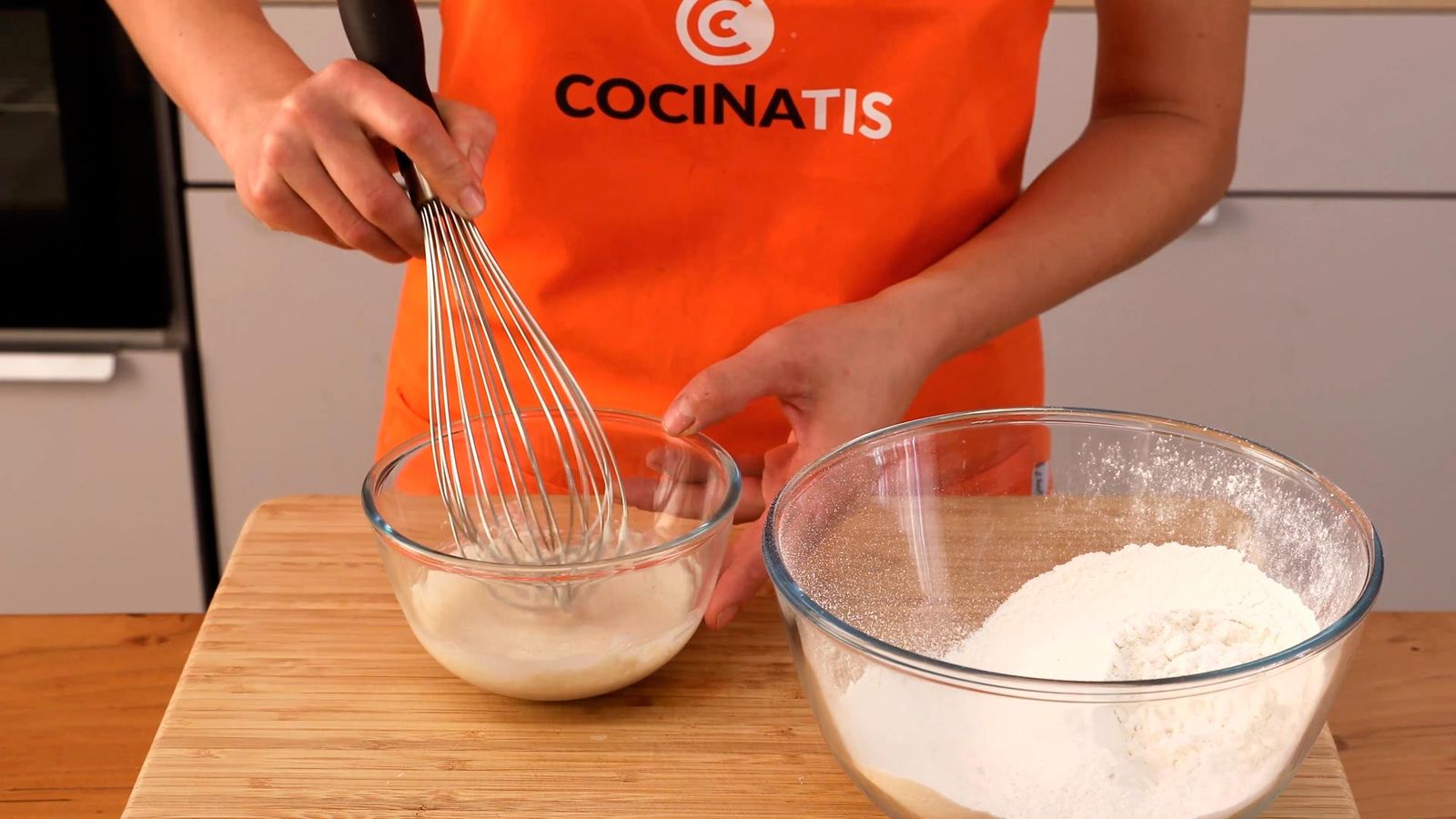 Bate la levadura y una cucharada de harina tamizada Receta de berlinas rellenas de mermelada paso 3