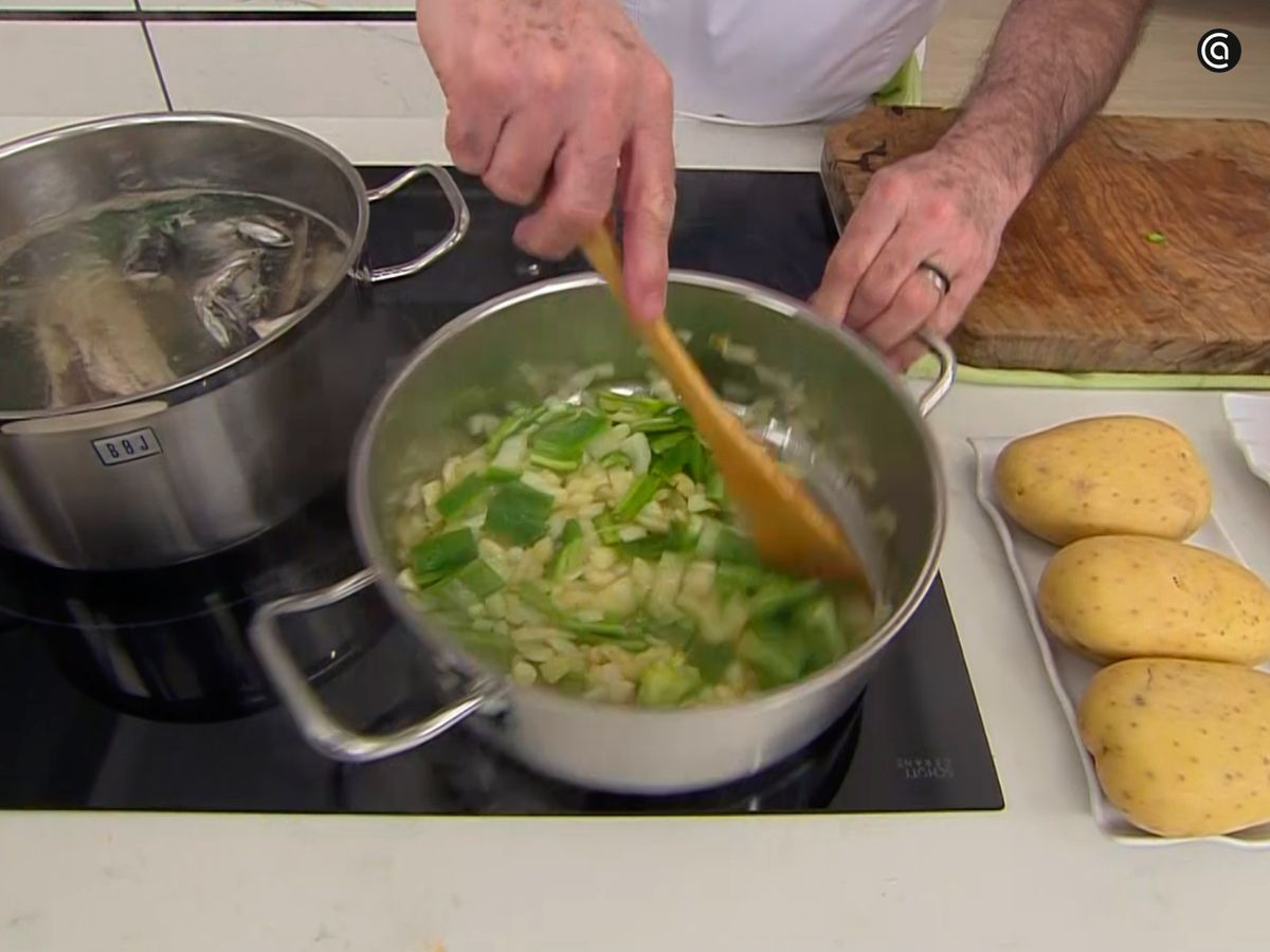 Sofríe las verduras en una cazuela