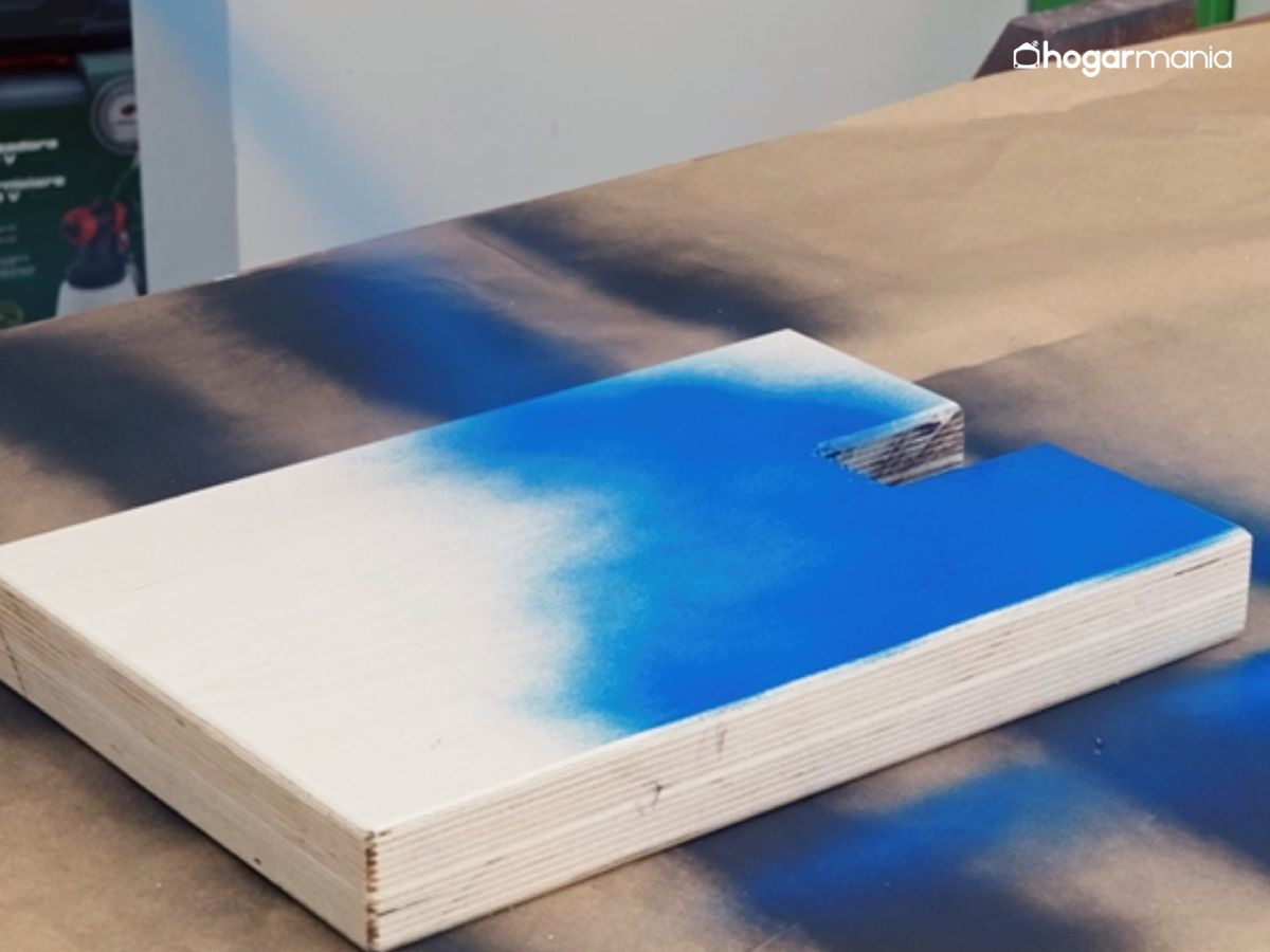 Aplica color a las patas y al travesaño para crear el contraste inspirado en Mondrian.