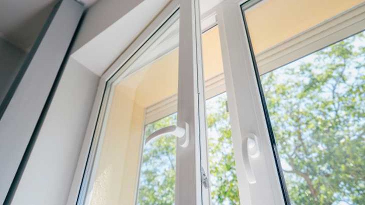 una ventana con perfiles de pvc