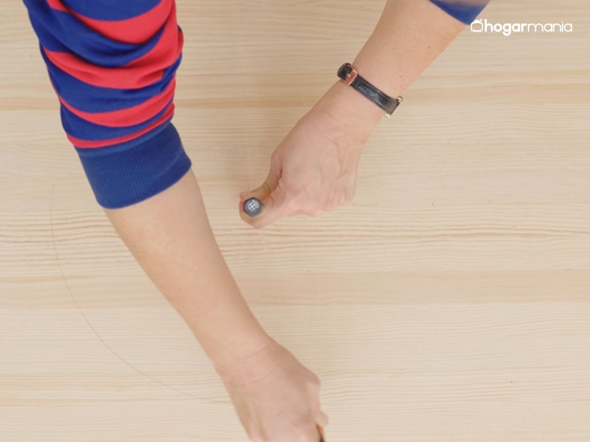 Comienza dibujando la silueta curva que dará personalidad a esta mesa auxiliar original.