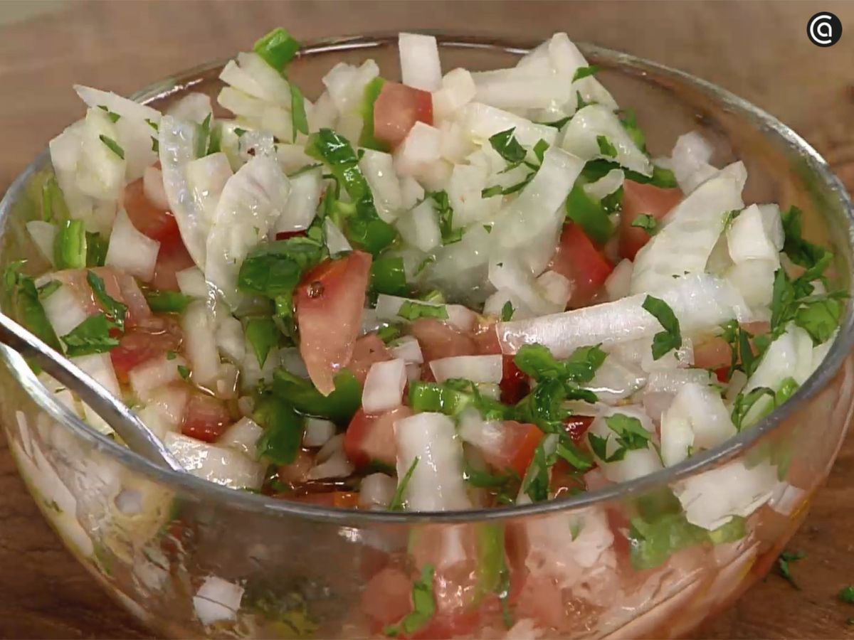 Prepara el pico de gallo