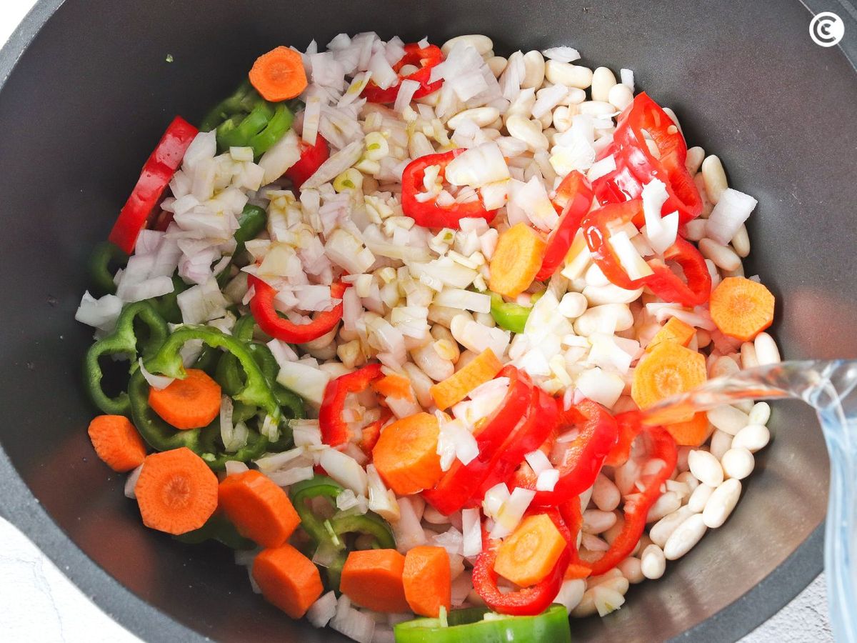 Cocinar las legumbres con las verduras para el cocido montañés