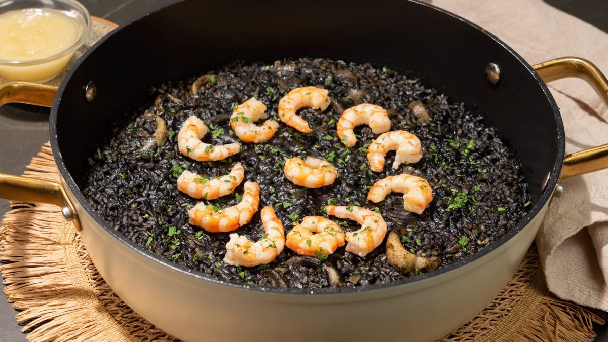 El arroz negro es un clásico de la gastronomía de nuestro país, sobre todo en la costa catalana y valenciana