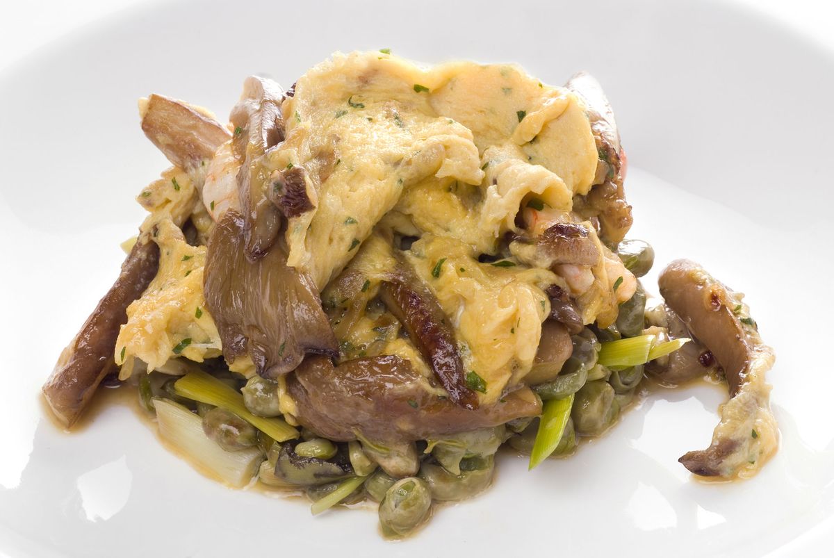 HABITAS FRESCAS CON REVUELTO DE SETAS Y GAMBAS