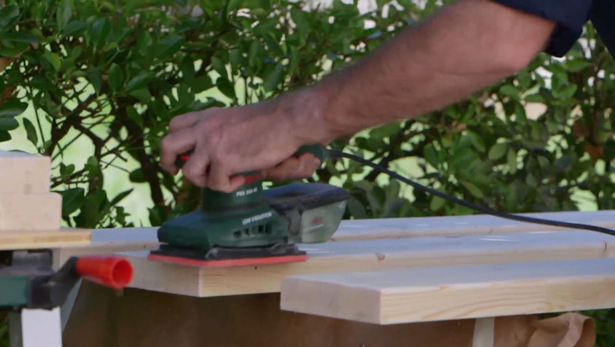 Cómo hacer un banco de hormigón y tableros de pino paso 5