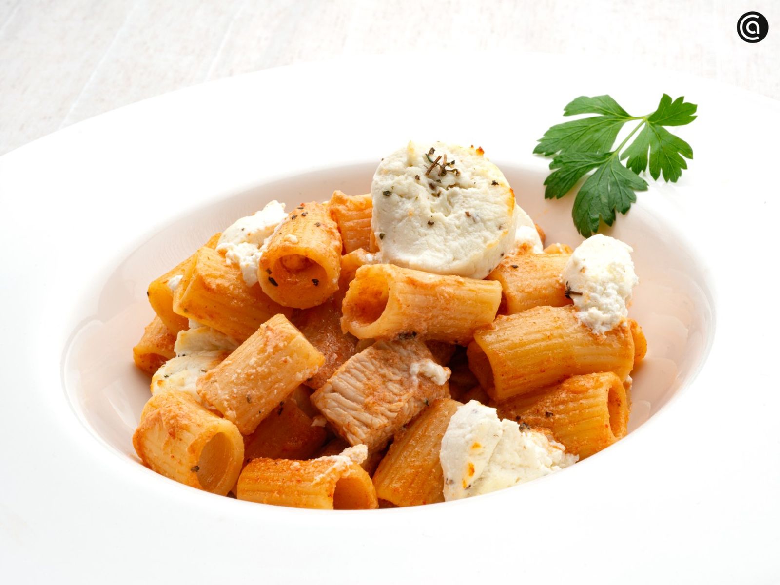 Rigatoni con pavo y rulo de cabra