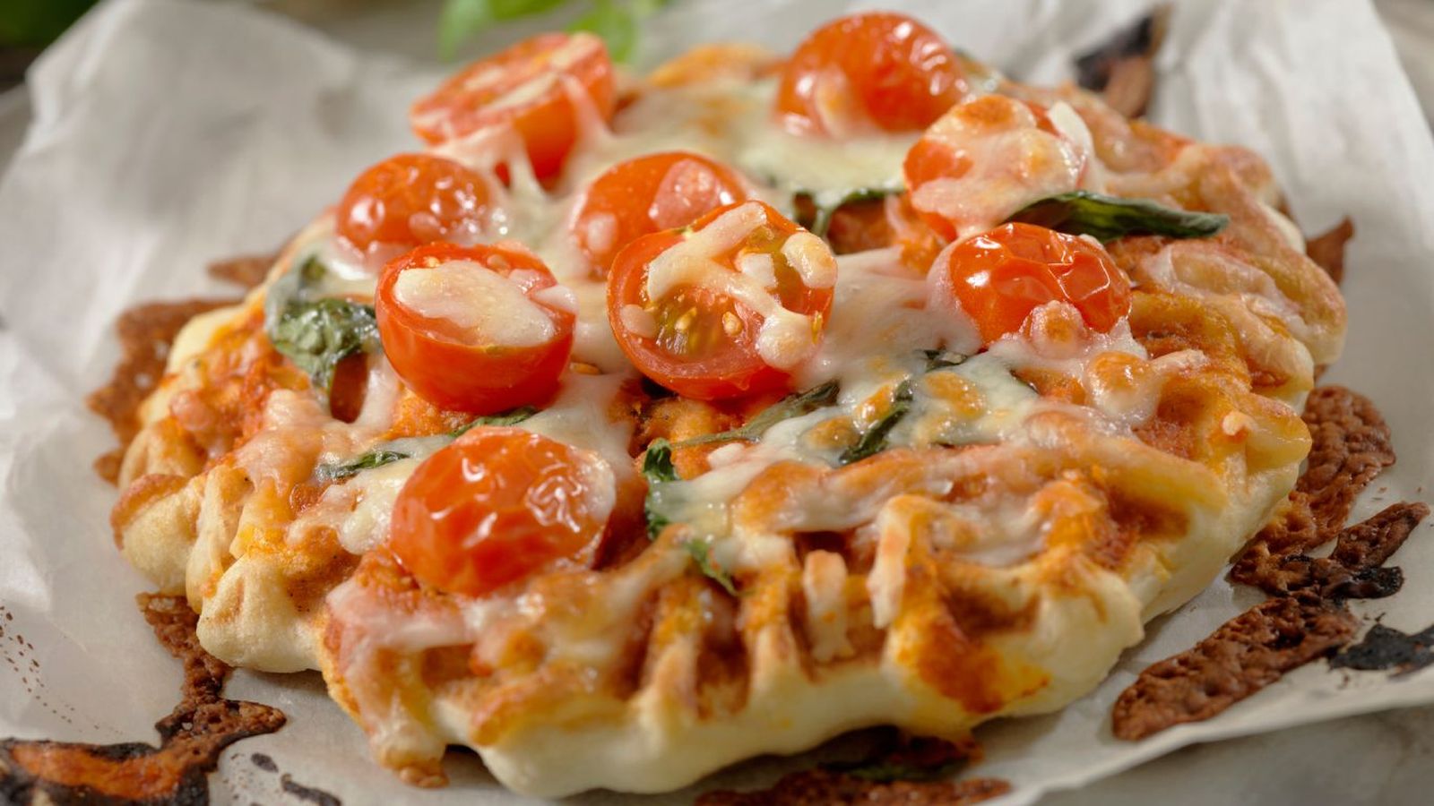 Pizza margarita con masa casera hecha en gofrera Pizza margarita con masa casera hecha en gofrera