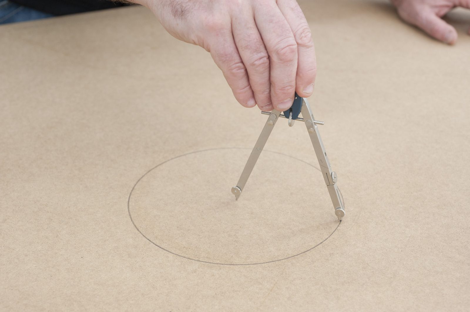 Cómo hacer un círculo en un tablero de madera paso 1 Cómo hacer un círculo en un tablero de madera paso 1