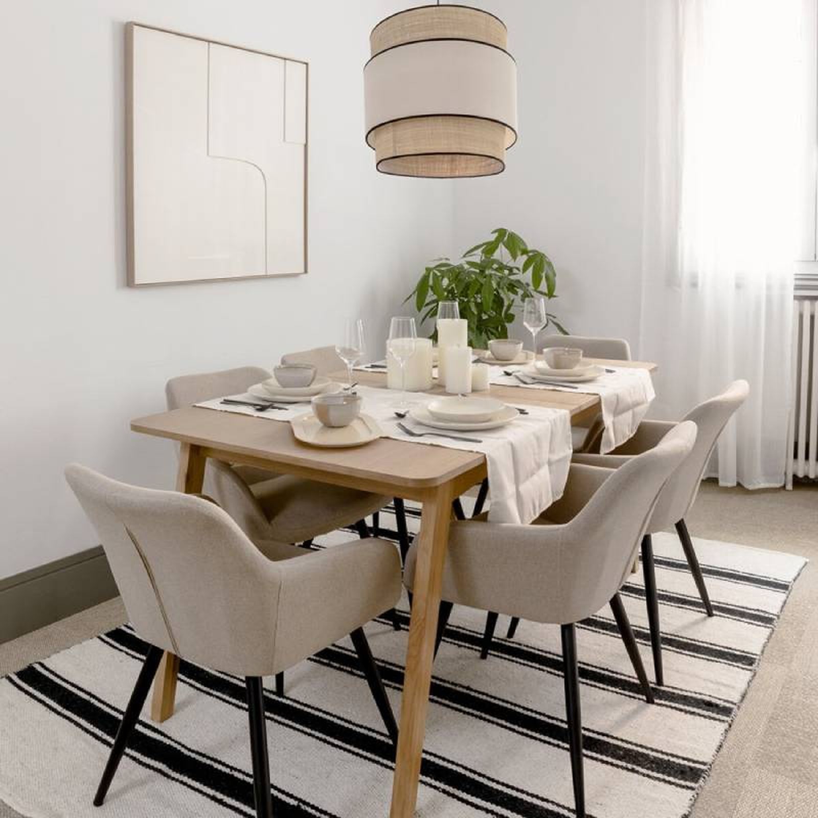 Comedor con lámpara de fibras naturales. Comedor con lámpara de fibras naturales.
