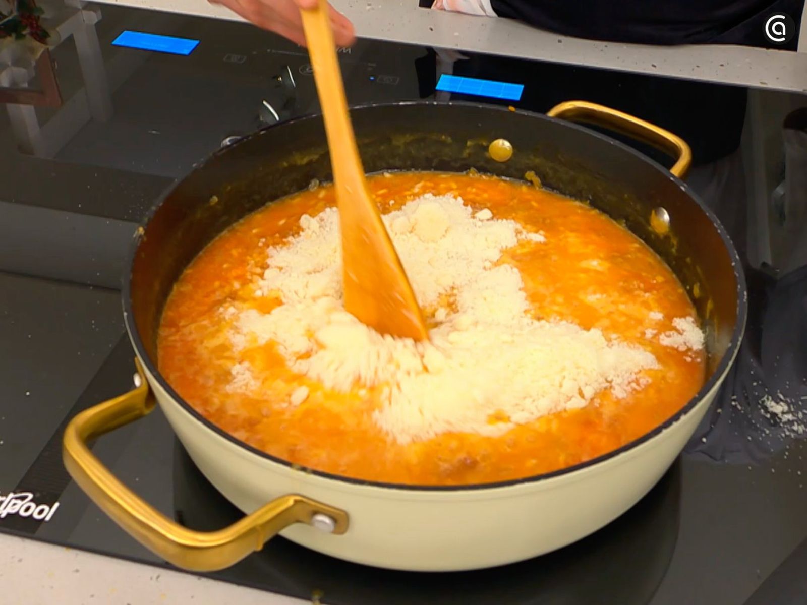 Echa el caldo primero y, cuando esté caliente, incorpora el queso parmesano