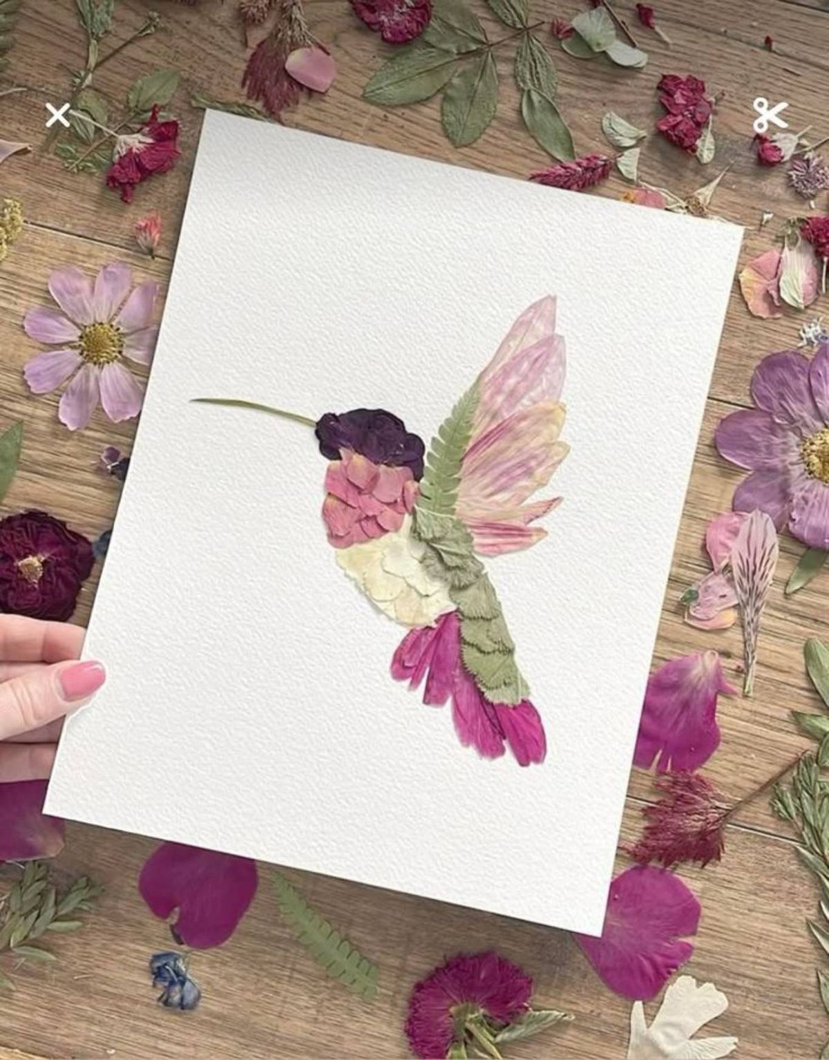 Colibrí hecho con flores secas.