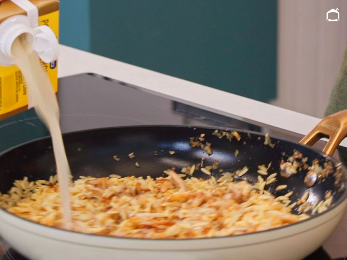 Verter el caldo poco a poco al falso risotto de setas