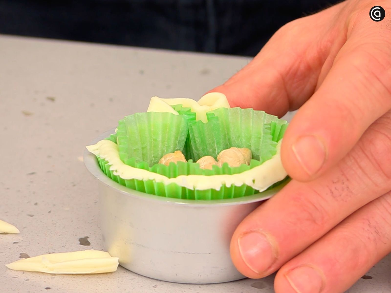 Cuece las tartaletas en el horno hasta que estén doradas y reserva