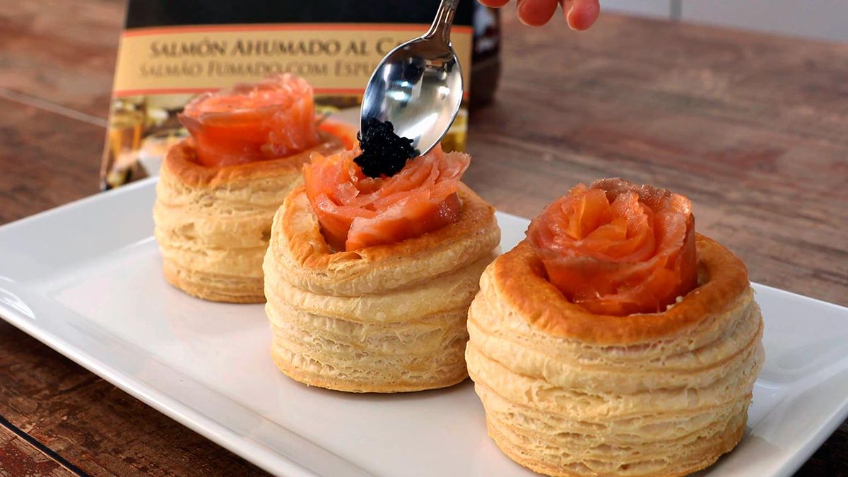Receta de volovanes de salmón ahumado al cava, aguacate y queso  paso 4