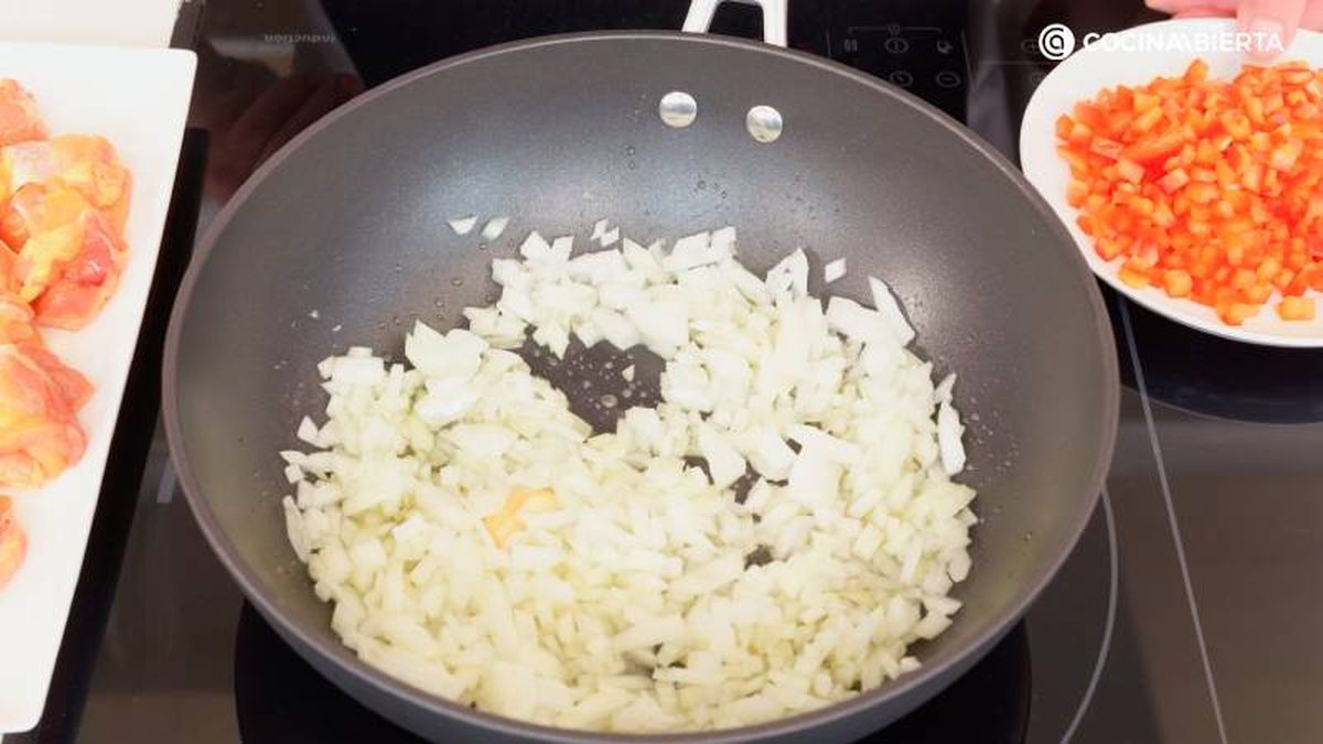 Cocina el sofrito de ajo, cebolla y pimiento rojo