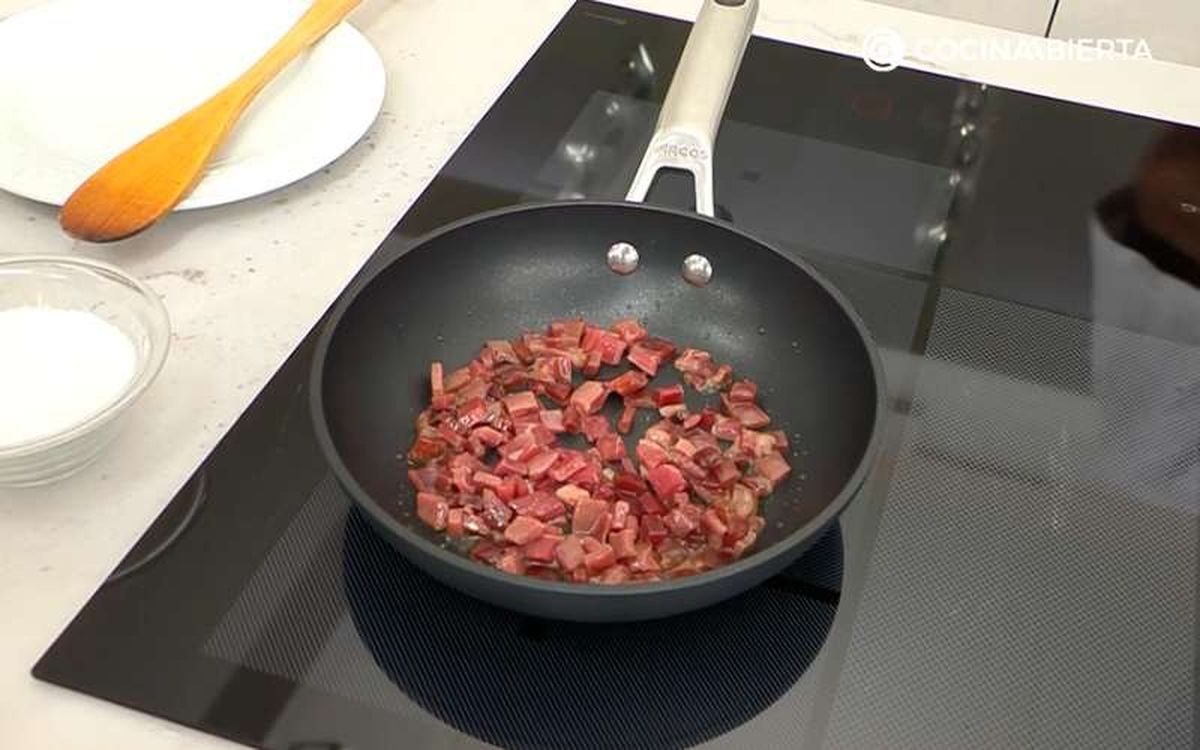 Saltea los daditos de jamón