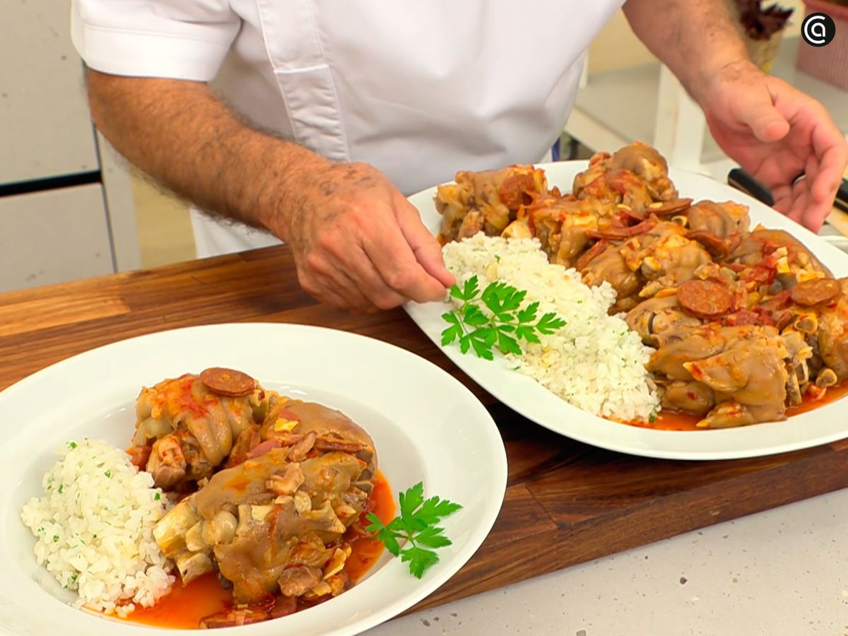 Acompaña las manitas de cerdo a la riojana con arroz blanco
